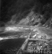 Lata 30., Czarnohora, Polska (obecnie Ukraina).
Górska rzeka.
Fot. NN, kolekcja Witolda Lis-Olszewskiego, zbiory Ośrodka KARTA