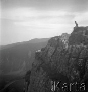 Lata 30., Czarnohora, Polska (obecnie Ukraina).
Krajobraz górski, na skałach z prawej prawdopodobnie Witold Lis-Olszewski.
Fot. NN, kolekcja Witolda Lis-Olszewskiego, zbiory Ośrodka KARTA
