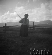 Lata 30., Czarnohora, Polska (obecnie Ukraina).
Hucułka podczas pracy.
Fot. NN, kolekcja Witolda Lis-Olszewskiego, zbiory Ośrodka KARTA