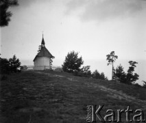 Lata 30., Czarnohora, Polska (obecnie Ukraina).
Cerkiew na szczycie wzgórza.
Fot. NN, kolekcja Witolda Lis-Olszewskiego, zbiory Ośrodka KARTA