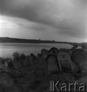 Lata 30., Polska.
Kirkut nad brzegiem rzeki.
Fot. NN, kolekcja Witolda Lis-Olszewskiego, zbiory Ośrodka KARTA