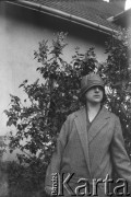 Lata 30., Polska.
Henryka Lis-Olszewska w ogrodzie.
Fot. NN, kolekcja Witolda Lis-Olszewskiego, zbiory Ośrodka KARTA