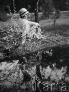 Lata 30., Polska (obecnie Ukraina).
Na wycieczce, n/z niezidentyfikowana kobieta.
Fot. NN, kolekcja Witolda Lis-Olszewskiego, zbiory Ośrodka KARTA