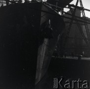 08.1936, prawdopodobnie Konstanca, Rumunia.
Kadłub statku przy portowym nabrzeżu.
Fot. NN, kolekcja Witolda Lis-Olszewskiego, zbiory Ośrodka KARTA