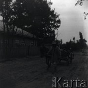 Lata 30., Polska.
Chłop z furmanką na wiejskiej drodze.
Fot. NN, kolekcja Witolda Lis-Olszewskiego, zbiory Ośrodka KARTA