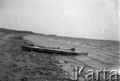 Czerwiec 1934, jezioro Dryświaty, Polska (obecnie Litwa-Białoruś).
Kajak na brzegu jeziora Dryświaty. Zdjęcie wykonane podczas spływu kajakowego.
Fot. NN, kolekcja Witolda Lis-Olszewskiego, zbiory Ośrodka KARTA