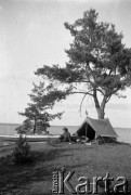 Czerwiec 1934, jezioro Narocz, Polska (obecnie Białoruś).
Biwak na brzegu jeziora Narocz, n/z Henryka Lis-Olszewska. Zdjęcie wykonane podczas spływu kajakowego.
Fot. NN, kolekcja Witolda Lis-Olszewskiego, zbiory Ośrodka KARTA