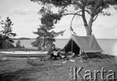 Czerwiec 1934, jezioro Narocz, Polska (obecnie Białoruś).
Biwak na brzegu jeziora Narocz, n/z Witold Lis-Olszewski. Zdjęcie wykonane podczas spływu kajakowego.
Fot. NN, kolekcja Witolda Lis-Olszewskiego, zbiory Ośrodka KARTA