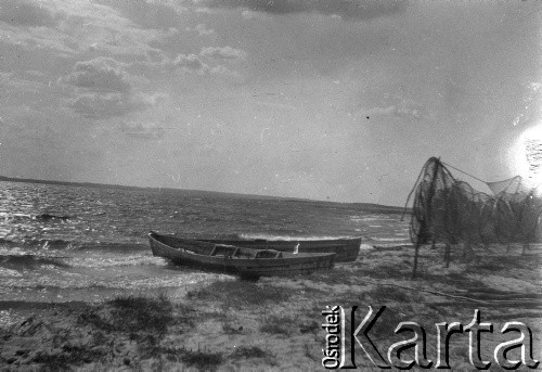 Czerwiec 1934, jezioro Snudy, Polska (obecnie Białoruś).
Łodzie i sieci rybackie na brzegu jeziora. Zdjęcie wykonane podczas spływu kajakowego.
Fot. NN, kolekcja Witolda Lis-Olszewskiego, zbiory Ośrodka KARTA