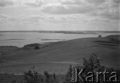 Czerwiec 1934, jezioro Strusto, Polska (obecnie Białoruś).
Widok na jezioro z wieży widokowej. Zdjęcie wykonane podczas spływu kajakowego.
Fot. NN, kolekcja Witolda Lis-Olszewskiego, zbiory Ośrodka KARTA