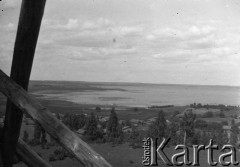 Czerwiec 1934, jezioro Snudy, Polska (obecnie Białoruś).
Widok na jezioro z wieży widokowej. Zdjęcie wykonane podczas spływu kajakowego.
Fot. Witold Lis-Olszewski, kolekcja Witolda Lis-Olszewskiego, zbiory Ośrodka KARTA