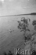 Czerwiec 1934, jezioro Narocz, Polska (obecnie Białoruś).
Kajak na jeziorze Narocz. Zdjęcie wykonane podczas spływu kajakowego.
Fot. NN, kolekcja Witolda Lis-Olszewskiego, zbiory Ośrodka KARTA