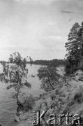 Czerwiec 1934, jezioro Narocz, Polska (obecnie Białoruś).
Kajak na jeziorze Narocz. Zdjęcie wykonane podczas spływu kajakowego.
Fot. Witold Lis-Olszewski, kolekcja Witolda Lis-Olszewskiego, zbiory Ośrodka KARTA
