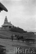 Czerwiec 1934, wieś Dryświaty, Polska (obecnie Litwa-Białoruś).
Chłop z furmanką. w głębi kościół. Zdjęcie wykonane podczas spływu kajakowego.
Fot. Witold Lis-Olszewski, kolekcja Witolda Lis-Olszewskiego, zbiory Ośrodka KARTA