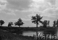 Czerwiec 1934, Polska (obecnie Białoruś).
Kajak na rzece Dzisna. Zdjęcie wykonane podczas spływu kajakowego.
Fot. NN, kolekcja Witolda Lis-Olszewskiego, zbiory Ośrodka KARTA