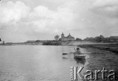 1928-1936, Rafałówka, Polska (obecnie Ukraina).
Spływ kajakowy rzeką Styr, w kajaku Henryka Lis-Olszewska.
Fot. NN, kolekcja Witolda Lis-Olszewskiego, zbiory Ośrodka KARTA