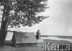 Ok. 1928, nad rzeką Niemen, Polska (obecnie Białoruś).
Biwak podczas spływu kajakowego Niemnem.
Fot. NN, kolekcja Witolda Lis-Olszewskiego, zbiory Ośrodka KARTA