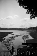 1928-1936, jezioro Mikaszewskie, Polska.
Tratwy na Jeziorze Mikaszewskim przed śluźą na kanale Augustowskim.
Fot. NN, kolekcja Witolda Lis-Olszewskiego, zbiory Ośrodka KARTA