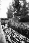 1928-1936, Niemnowo, kanał Augustowski, Polska.
Śluza Niemnowo na Kanale Augustowskim, śluzowanie kajaków razem z drewnem spławianym kanałem.
Fot. NN, kolekcja Witolda Lis-Olszewskiego, zbiory Ośrodka KARTA