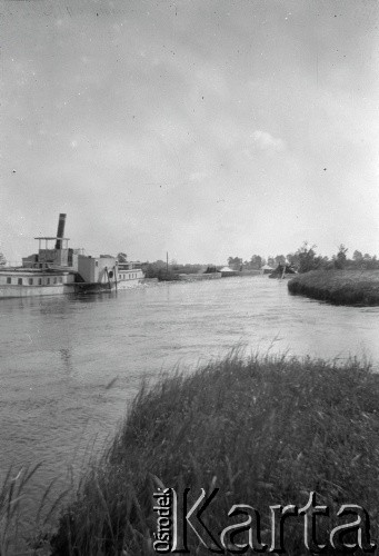 1928-1936, rzeka Styr, Polska (obecnie Ukraina).
Spływ kajakowy Styrem, n/z statek na rzece.
Fot. NN, kolekcja Witolda Lis-Olszewskiego, zbiory Ośrodka KARTA