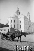 Lata 20. lub 30., Pińsk, Polska.
Furmanka na rynku, w głębi kolegiata jezuicka.
Fot. NN, kolekcja Witolda Lis-Olszewskiego, zbiory Ośrodka KARTA