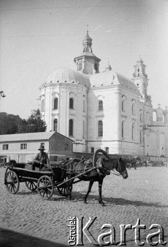Lata 20. lub 30., Pińsk, Polska.
Furmanka na rynku, w głębi kolegiata jezuicka.
Fot. NN, kolekcja Witolda Lis-Olszewskiego, zbiory Ośrodka KARTA