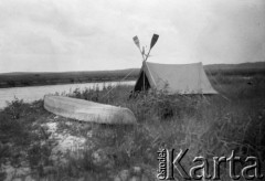 1928-1936, rzeka Styr, Polska (obecnie Ukraina).
Spływ kajakowy Styrem, biwak na brzegu rzeki.
Fot. NN, kolekcja Witolda Lis-Olszewskiego, zbiory Ośrodka KARTA