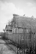 Ok. 1928, Słonim (okolice), Polska (obecnie Białoruś).
Zabudowania wiejskie w okolicach Słonimia.
Fot. NN, kolekcja Witolda Lis-Olszewskiego, zbiory Ośrodka KARTA