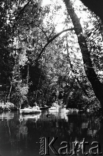 1928-1936, rzeka Sucha Rzeczka, Polska.
Spływ kajakowy Suchą Rzeczką, w kajaku Henryka Lis-Olszewska.
Fot. NN, kolekcja Witolda Lis-Olszewskiego, zbiory Ośrodka KARTA