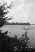 1928-1936, rzeka Niemen, Polska (obecnie Litwa, Białoruś).
Spływ kajakowy Niemnem, kajak z żaglem na jeziorze.
Fot. NN, kolekcja Witolda Lis-Olszewskiego, zbiory Ośrodka KARTA