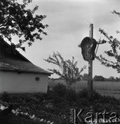 Lata 20. lub 30., Polska.
Krzyż przydrożny.
Fot. NN, kolekcja Witolda Lis-Olszewskiego, zbiory Ośrodka KARTA