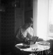 Lata 30., Polska.
Henryka Lis-Olszewska przy oknie.
Fot. NN, kolekcja Witolda Lis-Olszewskiego, zbiory Ośrodka KARTA