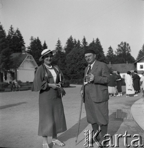 Lata 30, Morszyna, Polska.
Uzdrowisko w Morszynie,  n/z z lewej Henryka Lis-Olszewska.
Fot. NN, kolekcja Witolda Lis-Olszewskiego, zbiory Ośrodka KARTA