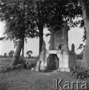1928-1936, Hoszów k/Ustrzyk Dolnych, Bieszczady, Polska.
Przydrożna kapliczka.
Fot. Witold Lis-Olszewski, kolekcja Witolda Lis-Olszewskiego, zbiory Ośrodka KARTA