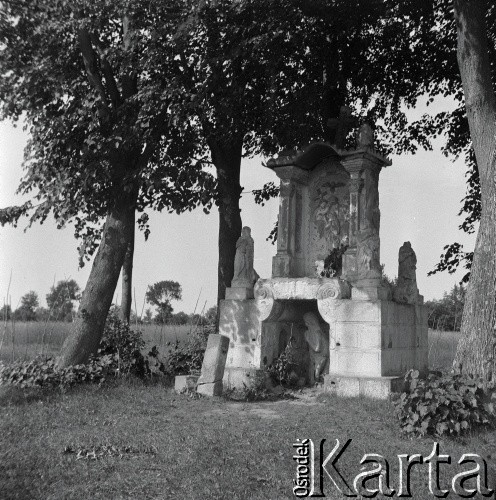 1928-1936, Hoszów k/Ustrzyk Dolnych, Bieszczady, Polska.
Przydrożna kapliczka.
Fot. Witold Lis-Olszewski, kolekcja Witolda Lis-Olszewskiego, zbiory Ośrodka KARTA