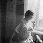 Lata 30., Polska.
Henryka Lis-Olszewska przy oknie.
Fot. NN, kolekcja Witolda Lis-Olszewskiego, zbiory Ośrodka KARTA