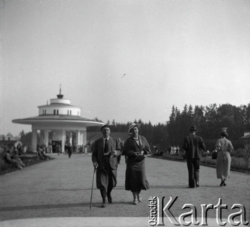 Lata 30, Morszyna, Polska.
Uzdrowisko w Morszynie, n/z z prawej Henryka Lis-Olszewska.
Fot. NN, kolekcja Witolda Lis-Olszewskiego, zbiory Ośrodka KARTA