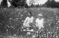 14.07.1928, Działy (?), Polska.
Henryka Lis-Olszewska (L) podczas spaceru.
Fot. NN, kolekcja Witolda Lis-Olszewskiego, zbiory Ośrodka KARTA