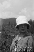 Lipiec 1927, okolice Borysławia, Polska.
Henryka Lis-Olszewska na wycieczce w okolicach Borysławia. Na odwrocie odbitki podpis: 