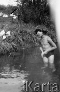 Lato 1927, Rybnik, Polska.
Dziecko podczas kąpieli w rzece.
Fot. NN, kolekcja Witolda Lis-Olszewskiego, zbiory Ośrodka KARTA