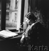 Lata 30., Lwów, Polska.
Helena Lis-Olszewska z Giełdanowskich, żona mecenasa Witolda Lis-Olszewskiego, matka Witolda i Heleny, n/z w mieszkaniu przy ulicy Akademickiej 11.
Fot. NN, kolekcja Witolda Lis-Olszewskiego, zbiory Ośrodka KARTA