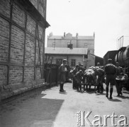 Ok. 1928, Stryj, Polska (obecnie Ukraina).
Stacja kolejowa, wyjazd grupy harcerzy.
Fot. NN, kolekcja Witolda Lis-Olszewskiego, zbiory Ośrodka KARTA