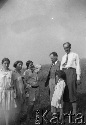 29.07.1928, Borysław (okolice), Polska (obecnie Ukraina).
Wycieczka do Truskawca, n/z od lewej: xxx, Helena Chobot (z domu Dubanowicz, primo voto Machnicka, matka Henryki Lis-Olszewskiej), Henryka Lis-Olszewska, Witold Lis-Olszewski (ojciec Witolda), xxx, Gustaw Chobot (ojczym Henryki).
Fot. NN, kolekcja Witolda Lis-Olszewskiego, zbiory Ośrodka KARTA