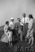 29.07.1928, Borysław (okolice), Polska (obecnie Ukraina).
Wycieczka do Truskawca, n/z od lewej: Helena Chobot z domu Dubanowicz, primo voto Machnicka (matka Henryki Lis-Olszewskiej), Witold Lis-Olszewski (syn), Witold Lis-Olszewski (ojciec Witolda), Gustaw Chobot (ojczym Henryki) i Henryka Lis-Olszewska.
Fot. NN, kolekcja Witolda Lis-Olszewskiego, zbiory Ośrodka KARTA