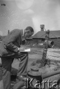 Lata 30., Borysław, Polska (obecnie Ukraina).
Inżynier Gustaw Chobot podczas pracy jako kierownik kopalni ropy naftowej 