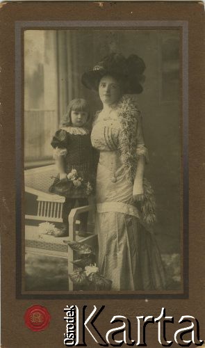 Ok. 1900, Lwów, Galicja, Austro-Węgry.
P. Wałęga-Szymonek, siostra księdza Leona Wałęgi, biskupa diecezji tarnowskiej w latach 1901-1931 wraz z dziewczynką.
Fot. Atelier Rembrandt, zbiory Ośrodka KARTA, udostępniła Jadwiga Parasiewicz-Kaczmarska
