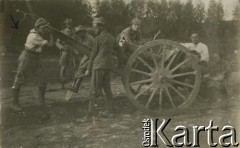1920, brak miejsca.
Grupa żołnierzy przy dziale. Z lewej stoi Aleksander Mazzucato, późniejszy lwowski księgarz i wydawca, prowadził księgarnię 
