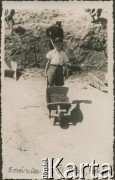 13.06.1935, Kraków, Polska.
Budowa Kopca Józefa Piłsudskiego na Sowińcu, chłopiec o imieniu Bohdan z taczką.
Fot. NN, zbiory Ośrodka KARTA, udostępniła Jadwiga Parasiewicz-Kaczmarska