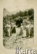 1914, Francja.
Kobiety spacerujące w górach; od lewej: panna von Holst, Olga Luberg, panna von Holst, Tea Lackmann, Eugenia Brończyk z d. Mitis.
Fot. NN, zbiory Ośrodka KARTA, przekazała Teresa Wojciechowska.
