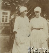 Lipiec 1919, Bohdanów, Litwa.
Eugenia Brończyk i Wanda Zalewska, sanitariuszki 13 Szpitala Polowego 2 Dywizji Piechoty Legionów przed dworem rodziny Ruszczyców.
Fot. NN, zbiory Ośrodka KARTA, przekazała Teresa Wojciechowska.
